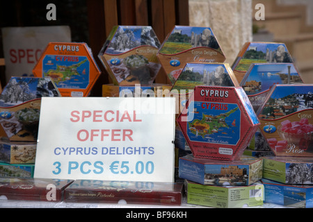 besonderes Angebot Zypern Köstlichkeiten Süßigkeiten zum Verkauf in einer Touristen-Souvenir-Shop in Omodos Dorf Troodos Weinregion Republik Zypern Stockfoto