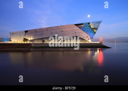 Die tiefen Submarium in der Nacht, Kingston upon Hull, East Yorkshire, England, UK. Stockfoto