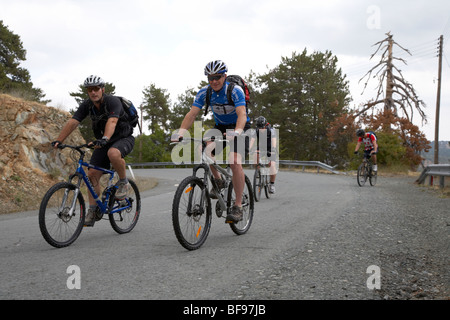 junge britische Männer Touristengruppe auf Bergstraßen über Mountain Bikes Troodos quadratischen Republik Zypern Europa Tournee Stockfoto