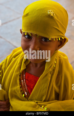 Muslimische Mädchen in der Adhai-Din-Ka-Jhonpra oder 2 1/2 Tag Moschee in Ajmer in Rajasthan Indien Stockfoto