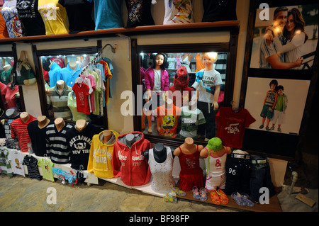 Bekleidungsgeschäft in der Nacht im Zentrum von Kalkan Stockfoto