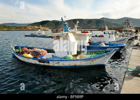 Kleinen traditionellen Fischereiflotte vertäut am Kai in Teulada, South West Sardinien, Italien Stockfoto