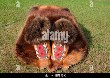 Moosehide Mokassins mit Biber Fell gefüttert und verziert mit Perlen Blumen-Design. Stockfoto