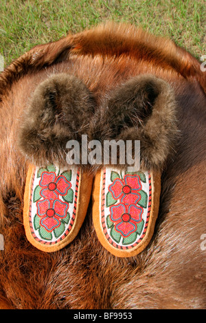 Moosehide Mokassins mit Biber Fell gefüttert und verziert mit Perlen Blumen-Design. Stockfoto