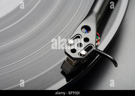 Plattenspieler Nadel auf einer LP Vinyl-Schallplatte. Stockfoto