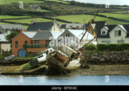 alte Schiffe vor Anker im Hafen von Dingle in Irland, eu Stockfoto