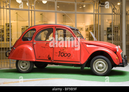 2CV im Centre Belge De La Bande Dessinee - belgischen Comic-Strip-Zentrum, Brüssel, Belgien Stockfoto