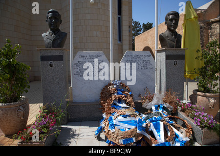 Kriegerdenkmal außerhalb Agios Georgios Kirche ostwärts zwischen Dhekelia und Ayia Napa Zypern Stockfoto