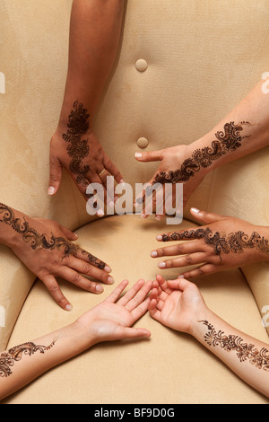 Viele Hände mit henna Stockfoto