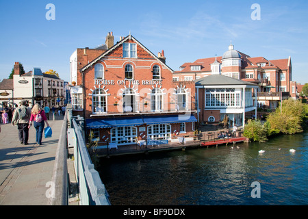 Haus auf der Brücke Restaurant neben Eton Brücke über die Themse, Windsor UK Stockfoto