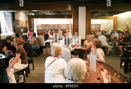 Touristen auf einem Rundgang durch Blandys Madeirawein-Museum und Weinprobe, Funchal, Madeira Stockfoto