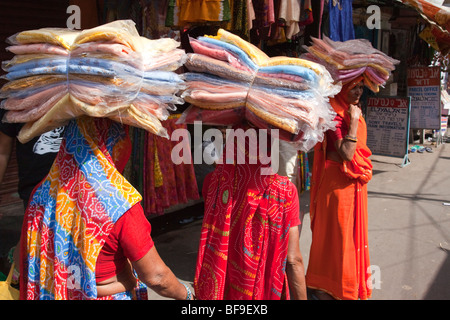 Rajput Frauen verkaufen Saris aus ihren Kopf in Pushkar in Rajasthan Indien Stockfoto