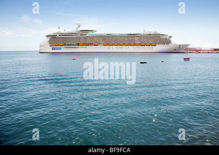 Das Royal Caribbean Kreuzfahrtschiff "Independence of the Seas" im Hafen von Funchal, Madeira Stockfoto