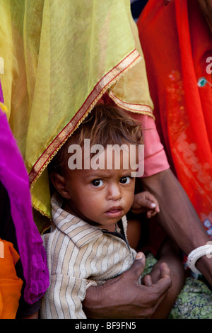 Rajput-Mutter und Baby im Pushkar Mela in Pushkar in Rajasthan Indien Stockfoto