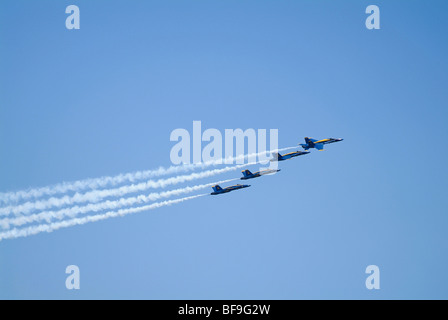 Blue Angels ein "Tuck unter Break" Manöver. Stockfoto