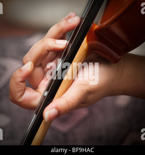 Hand auf Violine, Süd indische Musik Stockfoto