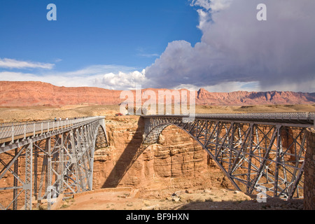 Navajo-Brücken, altes und neues über den Colorado River am Highway 89A, Marble Canyon, Echo Cliffs in Ferne, Arizona, USA Stockfoto