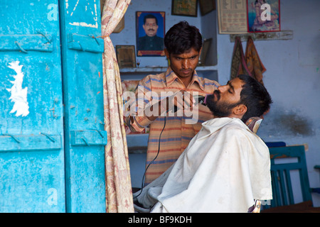 Barber trimmen einen Bart in Pushkar in Rajasthan Indien Stockfoto