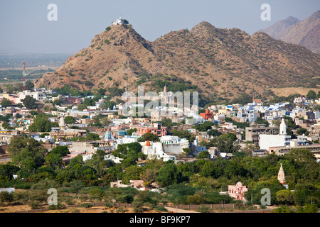 Pap-Mochani oder Gayatri Tempel und Stadtbild in Pushkar in Rajasthan Indien Stockfoto