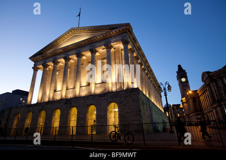 Ein Blick in der Abenddämmerung des Rathauses von Birmingham, West Midlands, England. Stockfoto