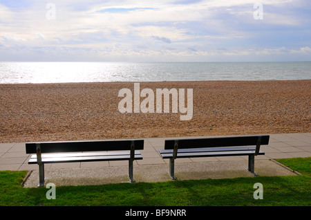 Hastings, East Sussex, England, UK. Leere Bänke an der Strandpromenade im November Stockfoto