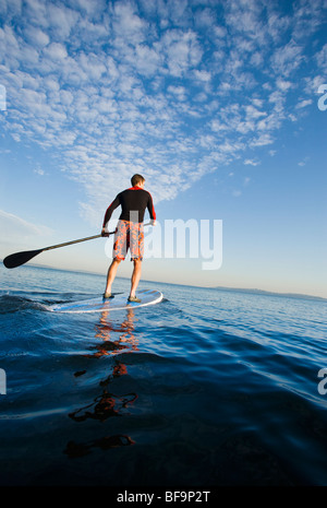 Ein sportlicher Mann paddeln heraus an der Elliott Bay / Puget Sound in den frühen Morgenstunden. Stockfoto