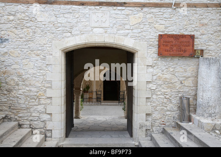 Eingang zum Kloster Timios Stavros zum Heiligen Kreuz in Omodos Dorf Troodos Wein Region Republik Zypern Europa Stockfoto