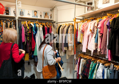 Menschen beim Einkaufen in Oxfam Charity Shop, London, England, UK Stockfoto