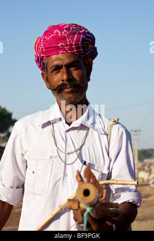 Volksmusiker auf dem Kamel Messe in Pushkar in Rajasthan Indien Stockfoto