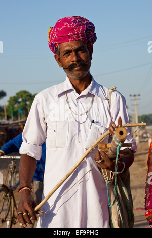 Volksmusiker auf dem Kamel Messe in Pushkar in Rajasthan Indien Stockfoto