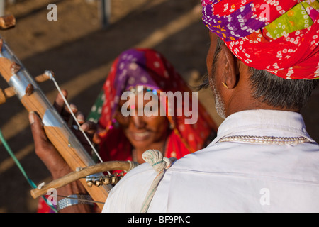 Musiker auf dem Kamel Messe in Pushkar in Rajasthan Indien Stockfoto