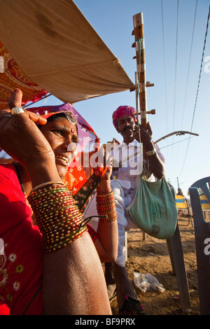 Musiker auf dem Kamel Messe in Pushkar in Rajasthan Indien Stockfoto