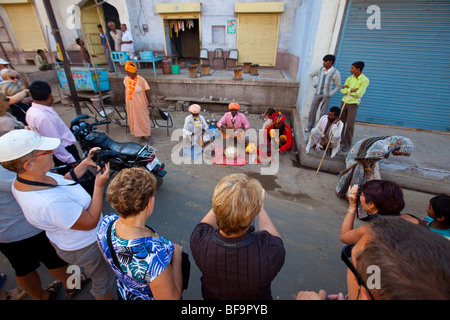 Touristen auf der Camel Fair fotografieren der Kobras Charmeure in Pushkar in Rajasthan Indien Stockfoto