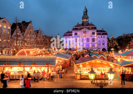 Weihnachtsmarkt vor der beleuchteten Rathaus Lüneburg, Niedersachsen, Deutschland Stockfoto