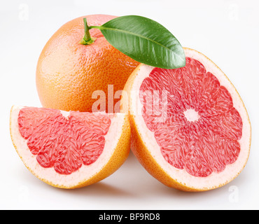 Grapefruits und Segmente mit einem Blatt auf weißem Hintergrund Stockfoto