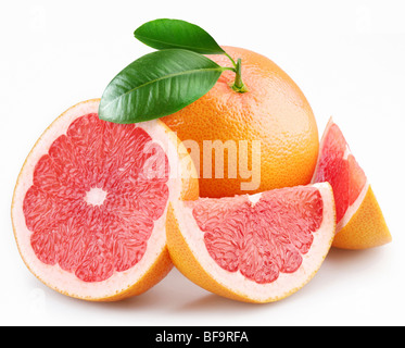 Grapefruits und Segmente mit Blättern auf weißem Hintergrund Stockfoto