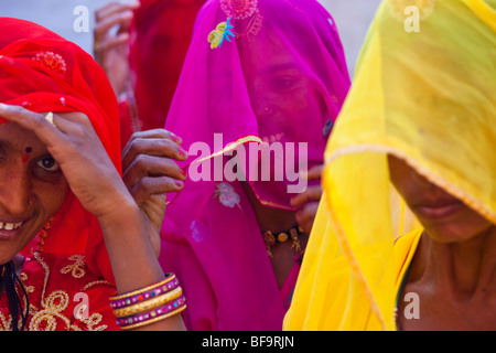Verschleierte Rajput Frauen auf der Camel Fair in Pushkar in Rajasthan Indien Stockfoto