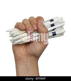 Männliche Hand, halten eine Vielzahl von Stiften. Weißer Hintergrund, mit Beschneidungspfad gespeichert Stockfoto