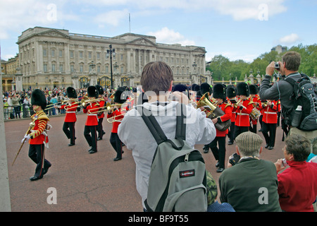 Junge, die Bilder von der Wachablösung vor dem Buckingham Palace, London, Großbritannien Stockfoto