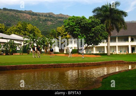 Golf-Spieler auf dem Putting-Green vor dem Royal Swazi Spa Hotel, Ezulwini Tal, Swasiland Stockfoto