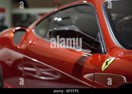 Ferrari Sportwagen im Showroom, Seattle, Washington Stockfoto