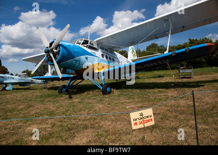 Antonov An-2 (Colt), dem größten einmotorigen Doppeldecker der Welt in dem ukrainische Luftfahrtmuseum in Kiew Zhulyany. Stockfoto