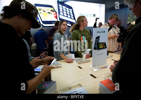 Zweiten deutschen Apple Store Eröffnung im Alstertal Einkaufszentrum in Hamburg, Deutschland. Stockfoto