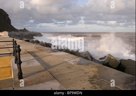 Die Nordsee stürzt gegen des Küstenschutzes in Scarborough, North Yorkshire. Stockfoto