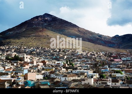 Ansicht des historischen Bergbau Stadt Potosi - Cerro Rico Berg im Hintergrund. Stockfoto