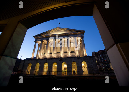 Ein Blick in der Abenddämmerung des Rathauses von Birmingham, West Midlands, England. Stockfoto