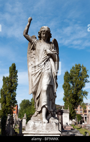 Statue am Grab in Kensal Green Cemetery in London, England, UK Stockfoto