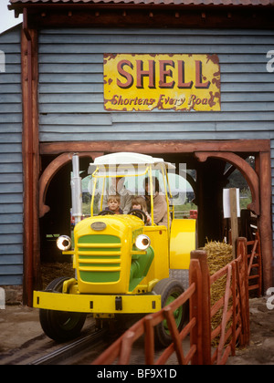 Großbritannien, England, Staffordshire, Alton Towers, Flynn-Familie auf der Kinder Traktor Bauernhof Reiten Stockfoto