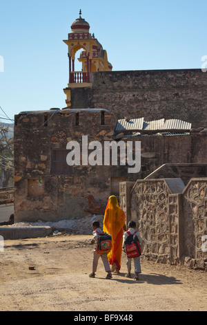 Mutter, die ihre Kinder zu Hause von der Schule in Pushkar in Rajasthan Indien Wandern Stockfoto