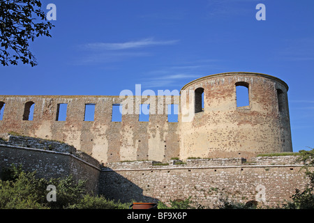 Turm und Mauern von Schloss Borgholm - ursprünglich aus dem 12. Jahrhundert - auf der Insel Öland (Oeland), Schweden. Stockfoto